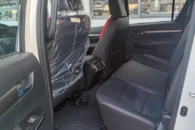 Về nội thất, Hilux GR Sport sở hữu nội thất thể thao. Trong đó chìa khoá, vô lăng và tựa đầu ghế ngồi có logo “GR Sport”. Ghế bọc da kết hợp với da lộn và đường chỉ khâu màu đỏ. Đồng hồ hỗ trợ lái đồ hoạ GR Sport (GR Sport Optitron). Bàn đạp phanh và chân ga thể thao.
