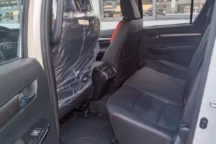 Về nội thất, Hilux GR Sport sở hữu nội thất thể thao. Trong đó chìa khoá, vô lăng và tựa đầu ghế ngồi có logo “GR Sport”. Ghế bọc da kết hợp với da lộn và đường chỉ khâu màu đỏ. Đồng hồ hỗ trợ lái đồ hoạ GR Sport (GR Sport Optitron). Bàn đạp phanh và chân ga thể thao.