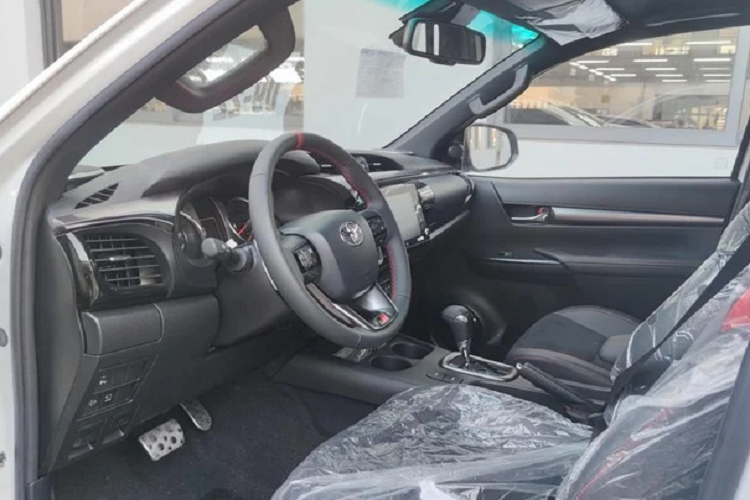 Chiếc Hilux GR Sport 2.8 4x4 AT độc nhất Việt Nam hiện nay này sẽ là chiếc xe sưu tầm cho ai thích chơi xe bán tải Hilux nói riêng và dòng xe Toyota nói chung vì sự mạnh mẽ, bền bỉ và đặc biệt là “không đụng hàng” khi ra đường.