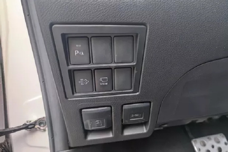 Nhìn chung, mẫu bán tải này kết hợp giữa nhiều yếu tố có thể thuyết phục khách mua xe “xuống tiền” nhanh chóng như: Công suất mạnh mẽ (201 mã lực và 500 Nm), động cơ và hệ truyền động cực kỳ bền bỉ, ngoại thất thiết kế thể thao và nhiều trang bị “đồ chơi” an toàn và hỗ trợ lái.