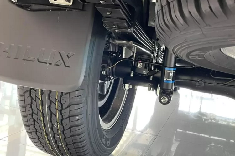 Xe vẫn chưa đăng ký và có thể đăng ký đăng kiểm trên toàn quốc vì đã nằm trong hệ thống của Cục Đăng Kiểm, đã đạt tiêu chuẩn khí thải Euro 5. Mức giá được chào bán là 1,1 tỷ đồng, giao xe ngay toàn quốc.