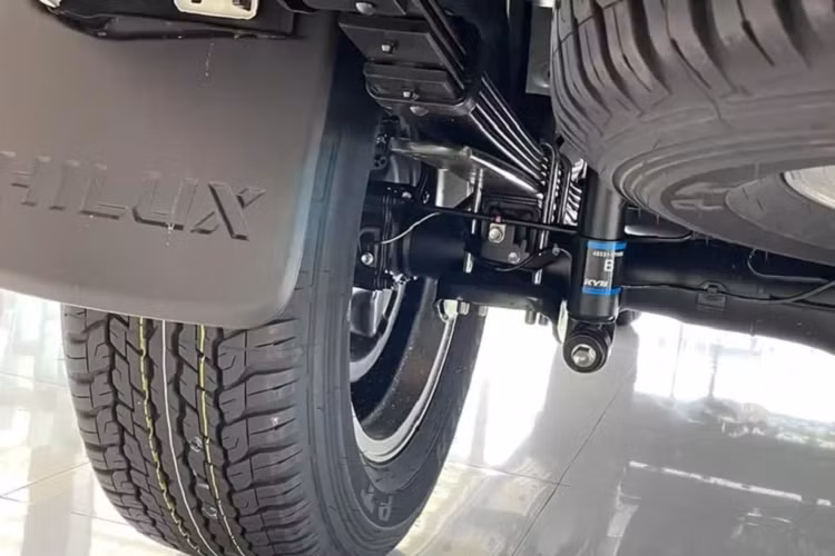 Xe vẫn chưa đăng ký và có thể đăng ký đăng kiểm trên toàn quốc vì đã nằm trong hệ thống của Cục Đăng Kiểm, đã đạt tiêu chuẩn khí thải Euro 5. Mức giá được chào bán là 1,1 tỷ đồng, giao xe ngay toàn quốc.