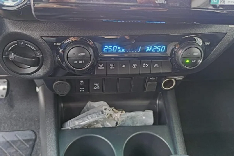 Dàn chân lắp bộ mâm 18 inch thiết kế mới đi cùng với kẹp phanh (heo phanh) được sơn màu Đỏ bắt mắt. Ngoài ra, Hilux Revo GR Sport còn được thiết kế tem mới ở thùng sau. Toyota Hilux GR Sport sử dụng động cơ dầu 2.8L tăng áp đơn (1GD-FTV) mang công suất 201 mã lực tại 3.400 vòng/phút và mô men xoắn cực đại 500Nm tại dải vòng tua từ 1.600 - 2.800 vòng/phút.