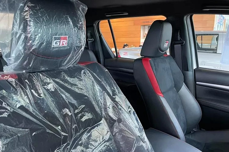 Toyota Hilux GR Sport chính là phiên bản thể thao và sở hữu nhiều trang bị nhất của dòng bán tải cỡ trung Toyota Hilux. Phiên bản này sở hữu nhiều yếu tố, khiến nó không hề thua kém khi đặt cạnh các đối thủ trong phân khúc bán tải cỡ trung.