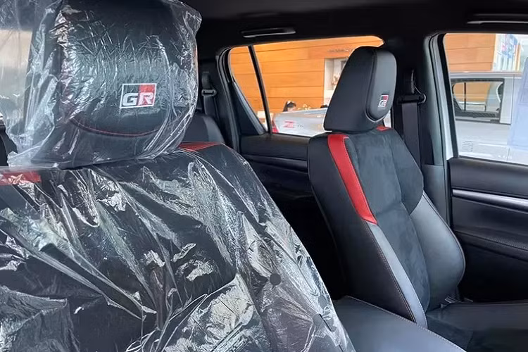 Toyota Hilux GR Sport chính là phiên bản thể thao và sở hữu nhiều trang bị nhất của dòng bán tải cỡ trung Toyota Hilux. Phiên bản này sở hữu nhiều yếu tố, khiến nó không hề thua kém khi đặt cạnh các đối thủ trong phân khúc bán tải cỡ trung.