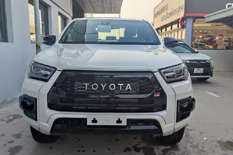 Tuy nhiên vì quy định khí thải đối với xe mới phải đạt Euro 5 từ đầu năm 2022 nên Toyota Việt Nam đã thông bán ngừng bán dòng bán tải Hilux nói chung trong năm 2022.