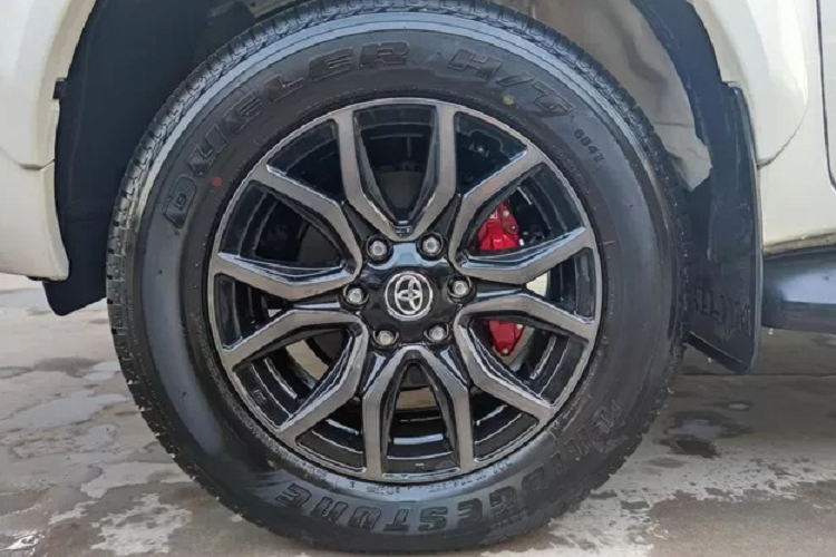 Tuy nhiên, qua tìm hiểu và chia sẻ từ người đăng bán, cũng là NVKD của một đại lý Toyota phía Bắc. Đây là chiếc Hilux GR Sport 2.8 4x4 AT duy nhất tại nước ta hiện tại được Toyota Việt Nam nhập về vào đầu năm 2022 để phục vụ công tác đo lường khí thải và đăng kiểm cho lô xe Hilux mới.