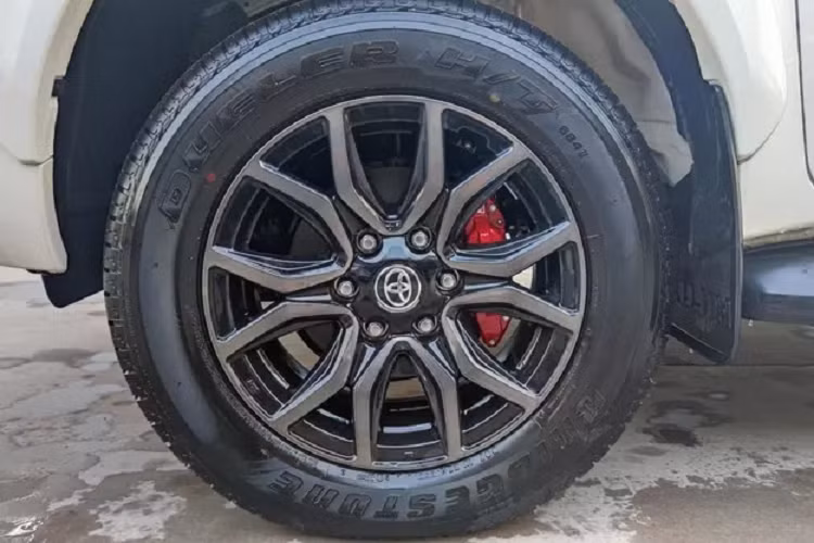 Tuy nhiên, qua tìm hiểu và chia sẻ từ người đăng bán, cũng là NVKD của một đại lý Toyota phía Bắc. Đây là chiếc Hilux GR Sport 2.8 4x4 AT duy nhất tại nước ta hiện tại được Toyota Việt Nam nhập về vào đầu năm 2022 để phục vụ công tác đo lường khí thải và đăng kiểm cho lô xe Hilux mới.