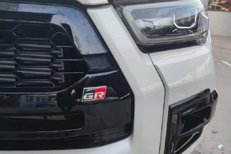 Về an toàn và hỗ trợ lái, Hilux GR Sport 2022 được trang bị hệ thống cảnh báo điểm mù, cảnh báo phương tiện cắt ngang khi lùi, cảnh báo trước chạm PCS, cảnh báo chệch làn đường với. Điều khiển hành trình sử dụng radar (Dynamic Radar Cruise Control) và camera 360 độ.