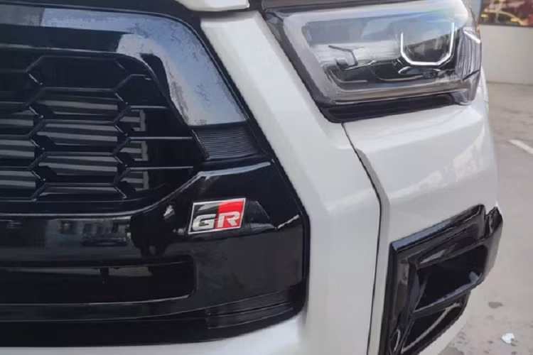 Về an toàn và hỗ trợ lái, Hilux GR Sport 2022 được trang bị hệ thống cảnh báo điểm mù, cảnh báo phương tiện cắt ngang khi lùi, cảnh báo trước chạm PCS, cảnh báo chệch làn đường với. Điều khiển hành trình sử dụng radar (Dynamic Radar Cruise Control) và camera 360 độ.