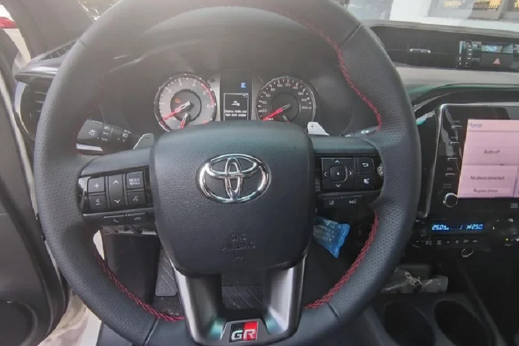 NVKD của đại lý Toyota này cho cho biết, chiếc Hilux GR Sport 2.8 4x4 AT này nhập từ Thái Lan, thuộc đời 2021, số odo là 3.000 km do phục vụ quá trình đo lường khí thải, đo lường tiêu thụ nhiên liệu và đăng kiểm.