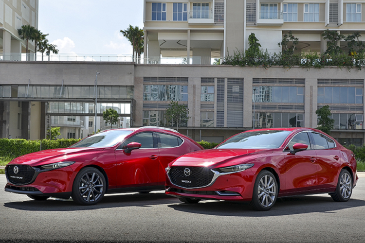 Tuy nhiên, sự biến mất của bản 2.0L lại khiến giá bán cao nhất của Mazda3 giảm xuống còn 789 triệu đồng. Cụ thể, Mazda3 phiên bản sedan có giá dao động từ 669 - 789 triệu đồng. Con số tương ứng của phiên bản Sport là 739 - 789 triệu đồng.