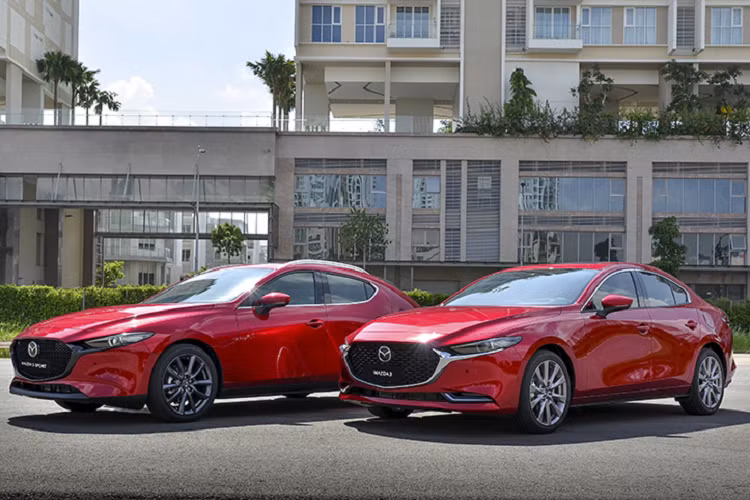 Tuy nhiên, sự biến mất của bản 2.0L lại khiến giá bán cao nhất của Mazda3 giảm xuống còn 789 triệu đồng. Cụ thể, Mazda3 phiên bản sedan có giá dao động từ 669 - 789 triệu đồng. Con số tương ứng của phiên bản Sport là 739 - 789 triệu đồng.