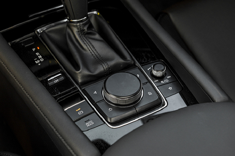 Với mức giảm giá, khách hàng Việt Nam sẽ nhận về mẫu xe hạng C được trang bị khá tốt. Bên ngoài, mẫu xe này được trang bị đèn pha LED với tính năng tự động bật/tắt, cân bằng góc chiếu, đèn LED định vị ban ngày, gương chiếu hậu gập điện/chỉnh điện, gạt mưa tự động, đèn hậu LED và cửa sổ trời.