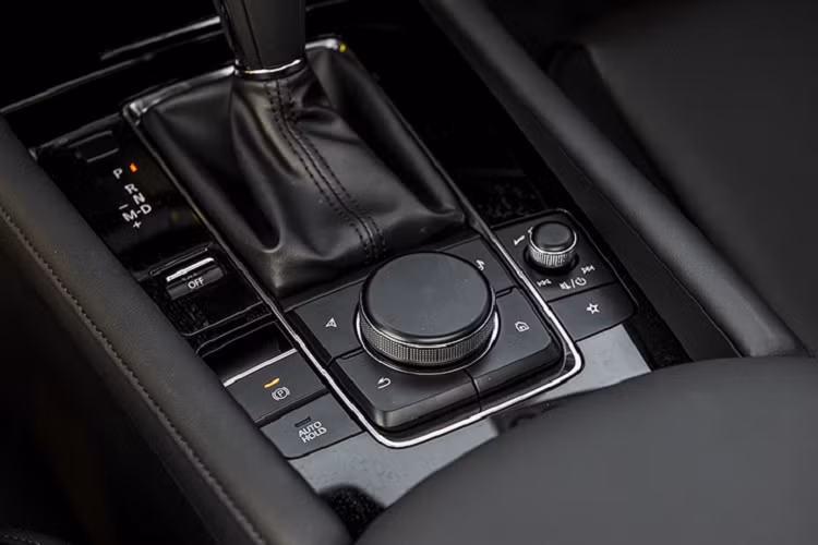 Với mức giảm giá, khách hàng Việt Nam sẽ nhận về mẫu xe hạng C được trang bị khá tốt. Bên ngoài, mẫu xe này được trang bị đèn pha LED với tính năng tự động bật/tắt, cân bằng góc chiếu, đèn LED định vị ban ngày, gương chiếu hậu gập điện/chỉnh điện, gạt mưa tự động, đèn hậu LED và cửa sổ trời.