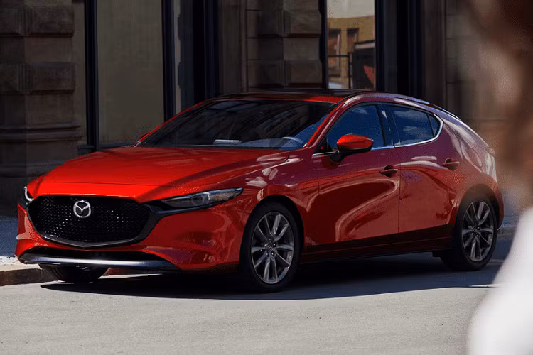 Trong 7 tháng đầu năm 2022, có tổng cộng 5.723 chiếc Mazda3 được bán ra tại thị trường Việt Nam. Với kết quả này, Mazda3 là mẫu xe bán chạy thứ 2 trong phân khúc, chỉ sau Kia K3 (7.930 xe). Việc bỏ động cơ 2.0L có thể sẽ phần nào ảnh hưởng đến doanh số Mazda3 trong thời gian tới.
