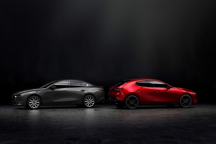 Với thiết kế đẹp, trang bị đầy đủ và có 2 tùy chọn động cơ, Mazda3 là dòng xe hạng C rất được ưa chuộng tại Việt Nam. Tuy nhiên, mới đây, trên trang web của Mazda Việt Nam, Mazda3 đã bị bỏ tùy chọn động cơ 2.0L. Điều này áp dụng cho cả phiên bản sedan và hatchback (Sport) của dòng xe Mazda3 tại Việt Nam.