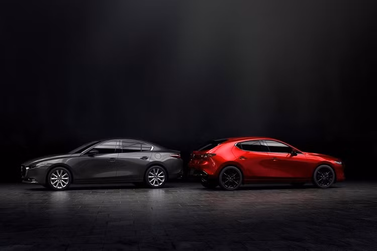 Với thiết kế đẹp, trang bị đầy đủ và có 2 tùy chọn động cơ, Mazda3 là dòng xe hạng C rất được ưa chuộng tại Việt Nam. Tuy nhiên, mới đây, trên trang web của Mazda Việt Nam, Mazda3 đã bị bỏ tùy chọn động cơ 2.0L. Điều này áp dụng cho cả phiên bản sedan và hatchback (Sport) của dòng xe Mazda3 tại Việt Nam.