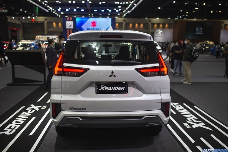 Ngoài ra, xe tại Thái Lan còn không có hộp số sàn như Mitsubishi Xpander 2022 ở Indonesia. Theo hãng Mitsubishi, hộp số Eco-Dynamic CVT chẳng những giúp giảm lượng xăng tiêu thụ mà còn sang số mượt mà hơn.