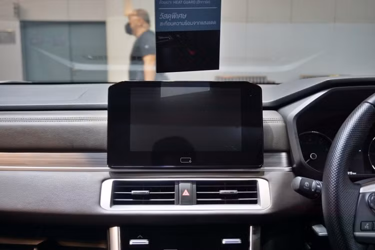 Tại thị trường Thái Lan, mẫu MPV 7 chỗ này được trang bị màn hình thông tin giải trí dạng cảm ứng 8 inch mới, hỗ trợ kết nối với điện thoại thông minh qua Apple CarPlay và Android Auto. Chưa hết, xe còn có phanh tay điện tử và tính năng tự động giữ phanh tạm thời mới. Hiện hãng Mitsubishi chưa công bố thông tin về động cơ của Xpander 2022 tại thị trường Thái Lan.