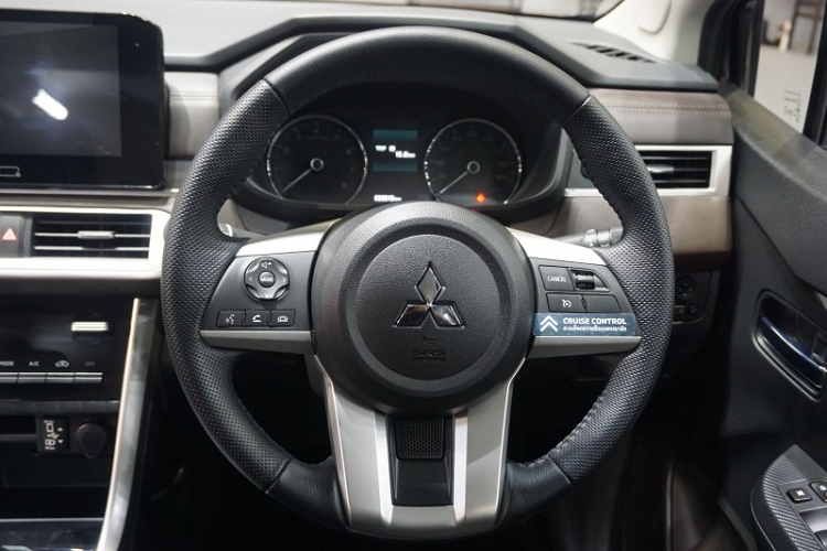 Đằng sau, Mitsubishi Xpander 2022 được trang bị cụm đèn hậu LED và đèn phanh LED mới. Ngoài ra, mẫu MPV cỡ nhỏ này còn có tấm ốp gầm màu bạc dưới cản sau và đèn phản quang nằm dọc mới. Bên trong xe, Mitsubishi Xpander 2022 có thêm mặt táp-lô giống Outlander mới và vô lăng 3 chấu tương tự Evo X. Bên cạnh đó là hệ thống điều hòa với màn hình hiển thị LCD và nút chỉnh dạng cuộn mới. Ở hai góc mặt táp-lô giờ đây có thêm cửa gió điều hòa hình chữ nhật với viền kim loại mới.