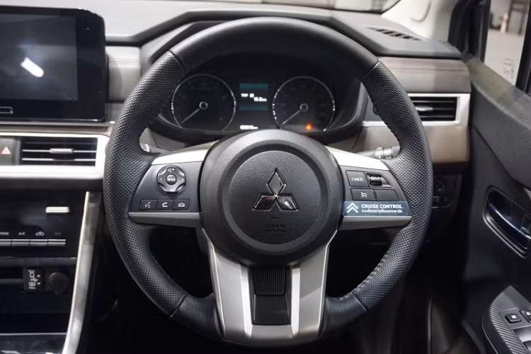 Đằng sau, Mitsubishi Xpander 2022 được trang bị cụm đèn hậu LED và đèn phanh LED mới. Ngoài ra, mẫu MPV cỡ nhỏ này còn có tấm ốp gầm màu bạc dưới cản sau và đèn phản quang nằm dọc mới. Bên trong xe, Mitsubishi Xpander 2022 có thêm mặt táp-lô giống Outlander mới và vô lăng 3 chấu tương tự Evo X. Bên cạnh đó là hệ thống điều hòa với màn hình hiển thị LCD và nút chỉnh dạng cuộn mới. Ở hai góc mặt táp-lô giờ đây có thêm cửa gió điều hòa hình chữ nhật với viền kim loại mới.