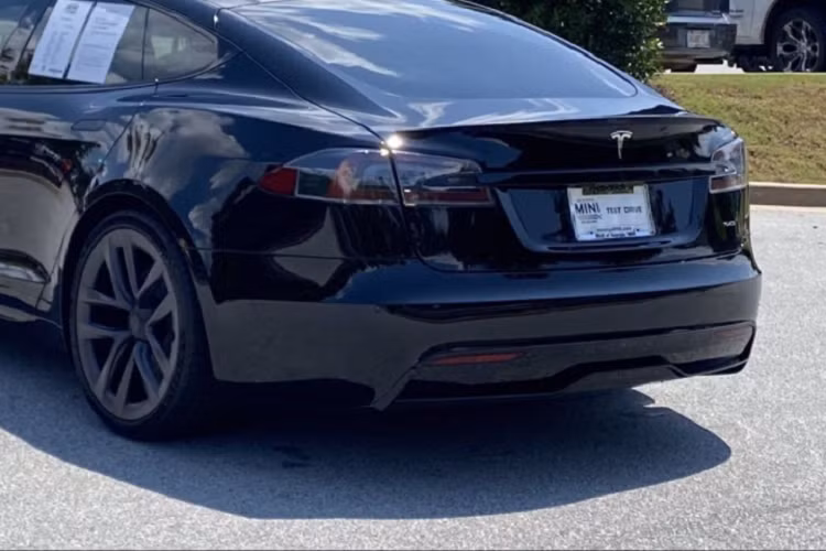 Chưa hết, với mỗi lần sạc đầy pin, chủ nhân của xe điện Tesla Model S Plaid có thể vi vu chạy hết quãng đường dài 410 km đến 795 km, tùy theo thời tiết ở Việt Nam, xe khi chạy cao tốc sẽ chỉ lăn bánh được 535 km còn thành phố sẽ là 795 km. Ngoài ra, hệ thống sạc nhanh còn giúp xe có thể di chuyển thêm 300 km chỉ sau 15 phút cắm sạc. Sức mạnh của Tesla Model S Plaid 2022 còn giúp xe chạy hết quãng đường dài 400 m trong thời gian dưới 9 giây và đạt vận tốc tối đa 322 km/h.