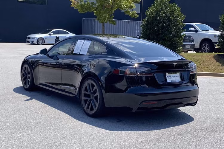 Dù hình ảnh chiếc xe điện Tesla Model S Plaid 2022 về Việt Nam bị hạn chế tung lên mạng xã hội nhưng trên Tik Tok đã xuất hiện video quay lại khoang lái của xe và không quá khó để giới mê xe nhận ra thiết kế nửa vô lăng rất đặc trưng của Tesla Model S Plaid 2022.
