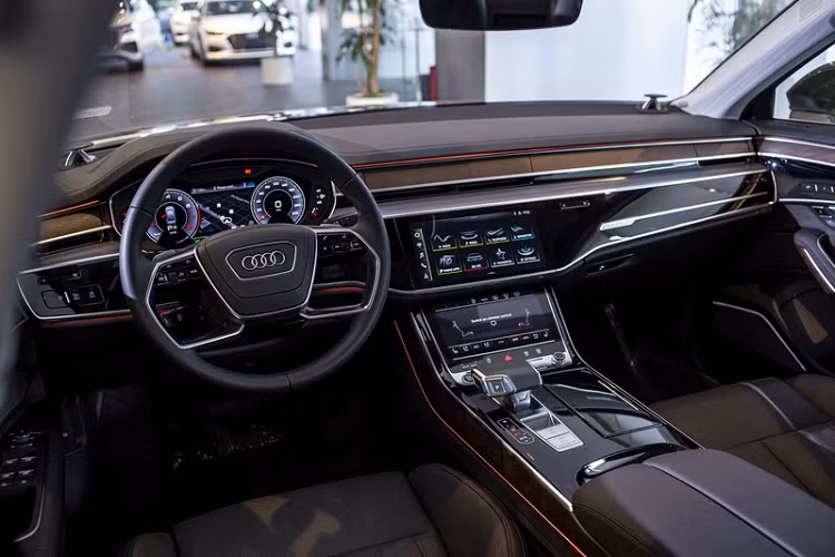 Về thiết kế, Audi A8L 2022 được làm mới “nhẹ” phần “ngoại hình” với lưới tản nhiệt Singleframe được thiết kế lại rộng và nổi bật hơn, trong khi hốc đèn sương mù tái thiết kế theo hướng sang trọng.