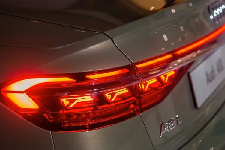 Mẫu xe sedanAudi A8L có chiều dài 5.302 mm, rộng 1.945 mm, cao 1.488 mm và chiều dài cơ sở 3.128 mm, hơn 130 mm so với bản tiêu chuẩn. So với đối thủ BMW 7 Series thì A8L ngắn hơn một chút, nhưng so với Mercedes-Benz S-Class thì chiều dài của A8L lại nhỉnh hơn.