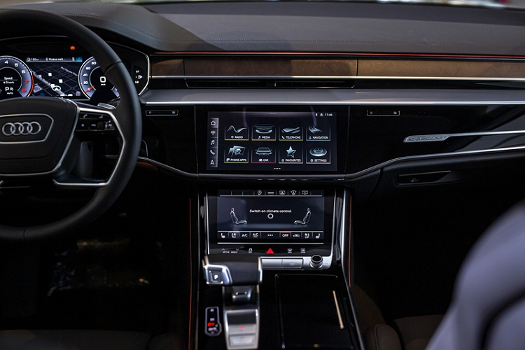 Audi A8L 2022 sở hữu đèn pha Matrix LED sử dụng thiết bị micromirror kỹ thuật số, trong đó mỗi đơn vị đèn pha có khoảng 1,3 triệu micromirror để kiểm soát sự phân tán ánh sáng với độ chính xác cao hơn nhiều, chẳng hạn như điểm ảnh của màn hình. Xe được trang bị mâm đa chấu 19 inch kèm lốp 255/45.