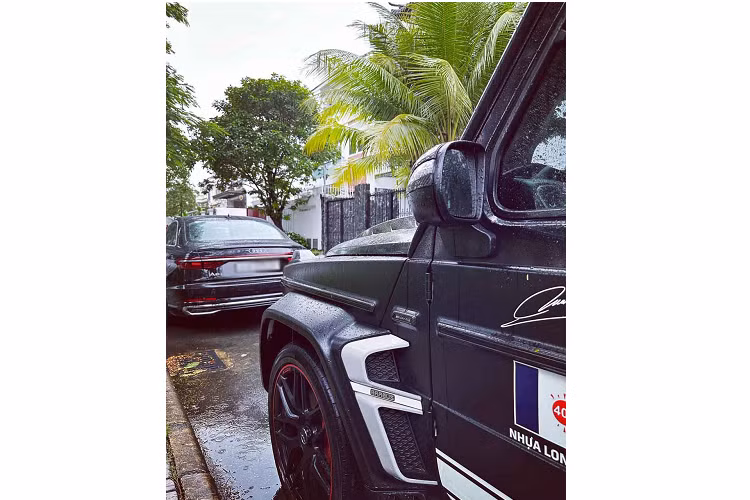 Xe dùng hệ thống treo khí nén thích ứng với 3 chế độ Thoải mái, Tự động và Năng động. Bên cạnh đó là chế độ Cá nhân để tùy chỉnh theo sở thích. Audi A8L 2022 tại Việt Nam tất nhiên không thể thiếu những công nghệ như camera 360 độ, cảm biến áp suất lốp, ga tự động...