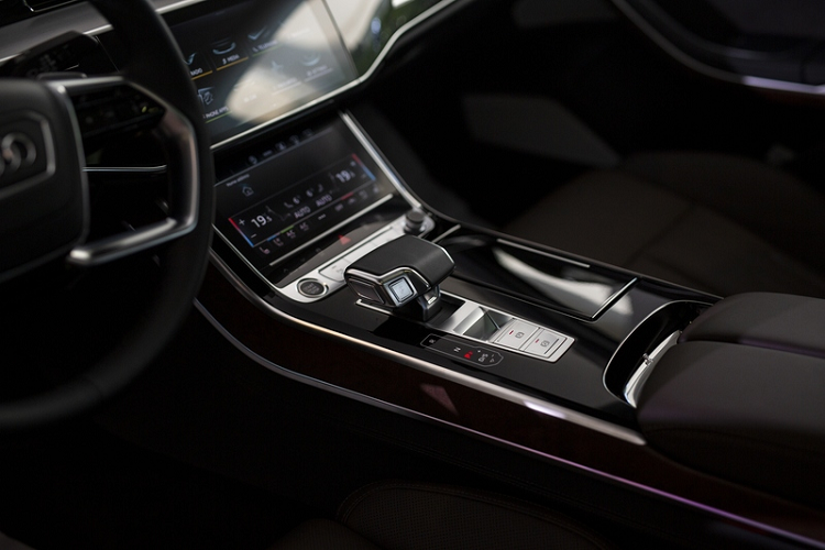 Còn đèn hậu của xe dùng công nghệ OLED tiêu chuẩn có thể tạo ra nhiều đồ họa ánh sáng khác nhau. Chất liệu crôm được sử dụng ở khá nhiều vị trí trên xe như lưới tản nhiệt, các đường viền ở phía trước, hông và đuôi xe.