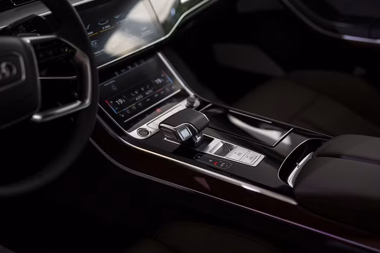 Còn đèn hậu của xe dùng công nghệ OLED tiêu chuẩn có thể tạo ra nhiều đồ họa ánh sáng khác nhau. Chất liệu crôm được sử dụng ở khá nhiều vị trí trên xe như lưới tản nhiệt, các đường viền ở phía trước, hông và đuôi xe.