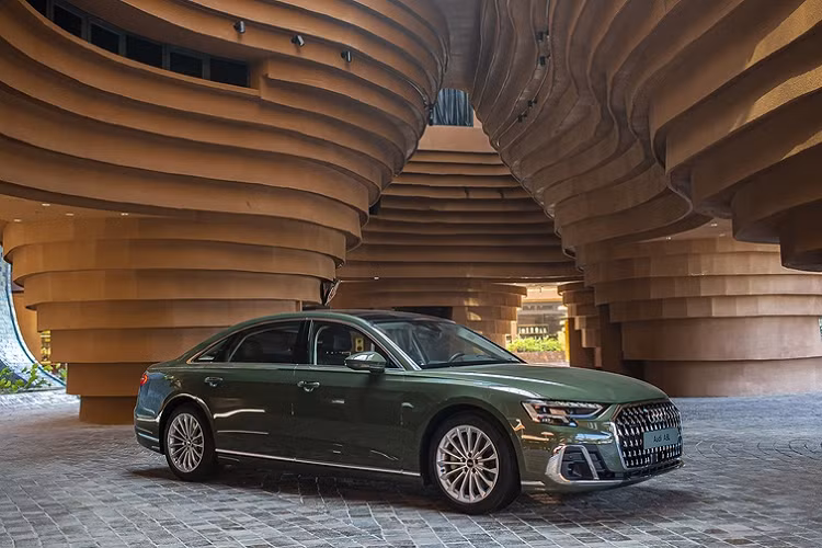 Hiện chưa rõ chính xác vị đại gia ngành nhựa phải chi bao nhiêu tiền để sở hữu chiếc Audi A8L 2022 thế hệ mới này. Chỉ biết rằng xe có giá bán chính hãng từ 6 tỷ đồng, chưa bao gồm tuỳ chọn và chi phí lăn bánh.