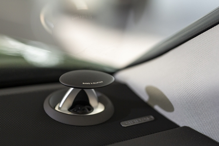 Bên trong cabin, Audi A8L 2022 sở hữu một khoang lái kỹ thuật số hoàn toàn, bao gồm: cụm đồng hồ kỹ thuật số 10,1 inch, màn hình hiển thị thông tin kính lái tùy chọn và màn hình cảm ứng 8,6 inch kết hợp hệ thống thông tin giải trí MIB3 mới nhất của Audi. Hệ thống âm thanh 3D Bang &amp; Olufen với 17 loa công suất 730W là tiêu chuẩn trên Audi A8L 2022 tại Việt Nam.