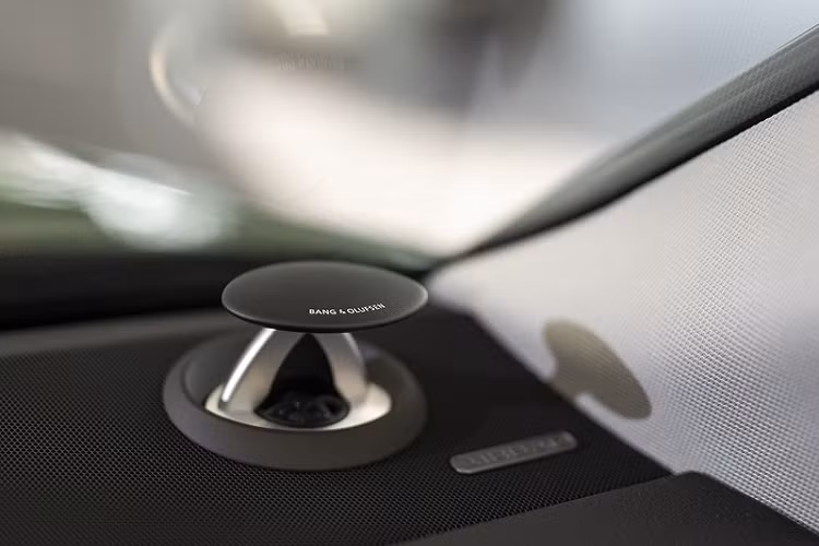 Bên trong cabin, Audi A8L 2022 sở hữu một khoang lái kỹ thuật số hoàn toàn, bao gồm: cụm đồng hồ kỹ thuật số 10,1 inch, màn hình hiển thị thông tin kính lái tùy chọn và màn hình cảm ứng 8,6 inch kết hợp hệ thống thông tin giải trí MIB3 mới nhất của Audi. Hệ thống âm thanh 3D Bang &amp; Olufen với 17 loa công suất 730W là tiêu chuẩn trên Audi A8L 2022 tại Việt Nam.