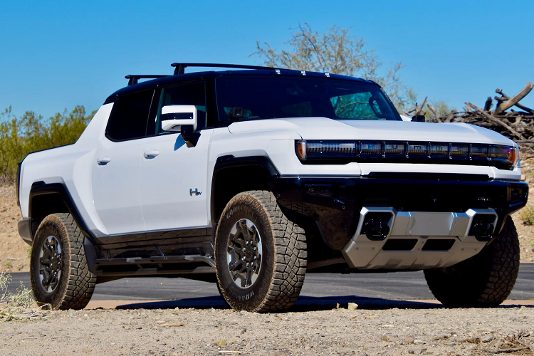 Những ai đang sở hữu GMC Hummer EV có lẽ sẽ cảm thấy hối hận khi biết giá thay phụ tùng của mẫu xe bán tải điện này. Theo chủ xe này, riêng đèn hậu bên ghế phụ lái GMC Hummer EV đã có giá lên đến 4.040 USD (khoảng 97,3 triệu đồng). Cụ thể hơn, mỗi bên đèn hậu của mẫu xe bán tải điện này có giá 3.045 USD (73,3 triệu đồng), chưa bao gồm tiền vận chuyển, lắp đặt hay những chi phí lệ thuộc khác. Nói cách khác, nếu phải thay cả cặp đèn hậu, chủ xe GMC Hummer EV sẽ phải mất số tiền lên đến 6.090 USD (147 triệu đồng). Như vậy, chi phí thay cặp đèn hậu bằng khoảng 5% giá bán lẻ đề xuất của GMC Hummer EV. Thậm chí, cặp đèn hậu của mẫu xe bán tải này còn đắt hơn cả SUV hạng sang Cadillac Escalade 2022 với chi phí thay chỉ 1.321 USD (32 triệu đồng).