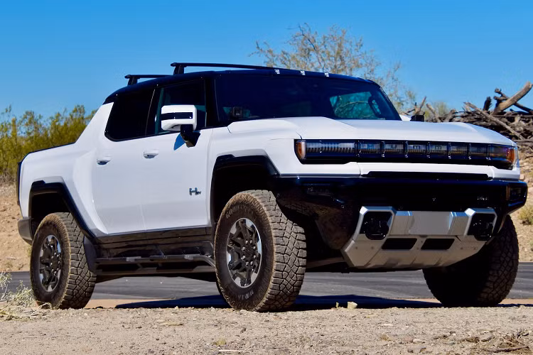 Những ai đang sở hữu GMC Hummer EV có lẽ sẽ cảm thấy hối hận khi biết giá thay phụ tùng của mẫu xe bán tải điện này. Theo chủ xe này, riêng đèn hậu bên ghế phụ lái GMC Hummer EV đã có giá lên đến 4.040 USD (khoảng 97,3 triệu đồng). Cụ thể hơn, mỗi bên đèn hậu của mẫu xe bán tải điện này có giá 3.045 USD (73,3 triệu đồng), chưa bao gồm tiền vận chuyển, lắp đặt hay những chi phí lệ thuộc khác. Nói cách khác, nếu phải thay cả cặp đèn hậu, chủ xe GMC Hummer EV sẽ phải mất số tiền lên đến 6.090 USD (147 triệu đồng). Như vậy, chi phí thay cặp đèn hậu bằng khoảng 5% giá bán lẻ đề xuất của GMC Hummer EV. Thậm chí, cặp đèn hậu của mẫu xe bán tải này còn đắt hơn cả SUV hạng sang Cadillac Escalade 2022 với chi phí thay chỉ 1.321 USD (32 triệu đồng).