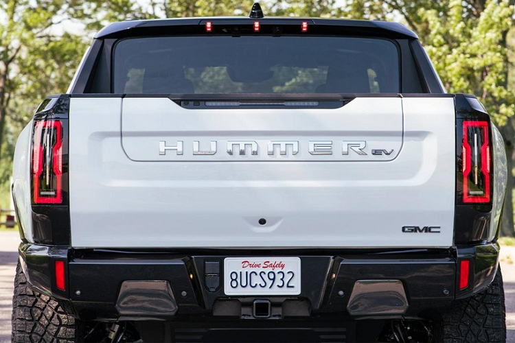 Nói cách khác, nếu phải thay cả cặp đèn hậu, chủ xe GMC Hummer EV sẽ phải mất số tiền lên đến 6.090 USD (147 triệu đồng). Trong mùa hè năm nay, tập đoàn GM đã cố gắng tăng sản lượng của mẫu xe bán tải này lên hơn 12 xe/ngày. Tuy nhiên, hàng trăm chiếc GMC Hummer EV lại dồn ứ tại sân nhà máy ở bang Michigan, Mỹ, có thể là do thiếu chip bán dẫn hoặc vì một lý do nào đó. Dù sao thì cái giá 3.045 USD cho 1 bên đèn hậu ôtô vẫn bị coi là quá cao. Tại Việt Nam, cư dân mạng cũng từng có phen xôn xao với chi phí thay đèn của mẫu xe phổ thông Nissan Almera. Theo đó, giá thay cụm đèn pha LED bên trái của mẫu sedan hạng B này lên đến 39,84 triệu đồng, chưa bao gồm thuế VAT. Nếu thay cả cụm đèn pha LED, chủ xe Nissan Almera sẽ phải bỏ ra số tiền gần 80 triệu đồng. Con số này tương đương với 1/5 giá xe đồng thời cao hơn các đối thủ cùng phân khúc như Toyota Vios hay Honda City (khoảng 20 triệu đồng).
