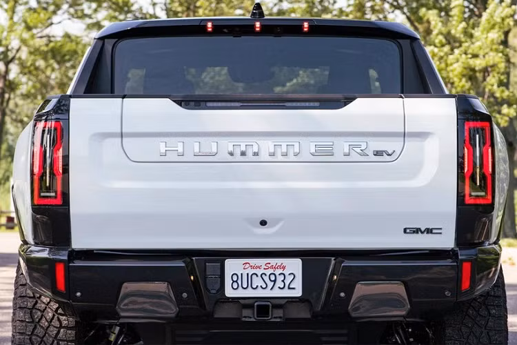 Nói cách khác, nếu phải thay cả cặp đèn hậu, chủ xe GMC Hummer EV sẽ phải mất số tiền lên đến 6.090 USD (147 triệu đồng). Trong mùa hè năm nay, tập đoàn GM đã cố gắng tăng sản lượng của mẫu xe bán tải này lên hơn 12 xe/ngày. Tuy nhiên, hàng trăm chiếc GMC Hummer EV lại dồn ứ tại sân nhà máy ở bang Michigan, Mỹ, có thể là do thiếu chip bán dẫn hoặc vì một lý do nào đó. Dù sao thì cái giá 3.045 USD cho 1 bên đèn hậu ôtô vẫn bị coi là quá cao. Tại Việt Nam, cư dân mạng cũng từng có phen xôn xao với chi phí thay đèn của mẫu xe phổ thông Nissan Almera. Theo đó, giá thay cụm đèn pha LED bên trái của mẫu sedan hạng B này lên đến 39,84 triệu đồng, chưa bao gồm thuế VAT. Nếu thay cả cụm đèn pha LED, chủ xe Nissan Almera sẽ phải bỏ ra số tiền gần 80 triệu đồng. Con số này tương đương với 1/5 giá xe đồng thời cao hơn các đối thủ cùng phân khúc như Toyota Vios hay Honda City (khoảng 20 triệu đồng).
