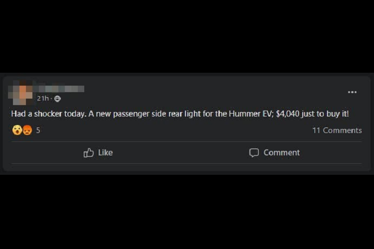 Theo chủ xe này, riêng đèn hậu bên ghế phụ lái của GMC Hummer EV đã có giá lên đến 4.040 USD (khoảng 97,3 triệu đồng). Có một số nguyên nhân khiến cặp đèn hậu GMC Hummer EV giá cao như vậy. Thứ nhất là bên trong đèn hậu của mẫu xe bán tải này có bộ vi điều khiển gắn trên chip. Chip này có nhiệm vụ điều khiển những tính năng chiếu sáng độc quyền của đèn hậu, tương tự khả năng chiếu hoạt ảnh lên mặt đường của đèn pha. Bên cạnh đó, GMC Hummer EV vào thời điểm hiện tại vẫn là mẫu xe có số lượng khá giới hạn. Điều này đồng nghĩa với việc các phụ tùng của xe cũng đắt hơn do quy mô kinh tế.