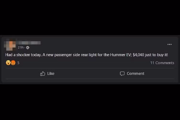Theo chủ xe này, riêng đèn hậu bên ghế phụ lái của GMC Hummer EV đã có giá lên đến 4.040 USD (khoảng 97,3 triệu đồng). Có một số nguyên nhân khiến cặp đèn hậu GMC Hummer EV giá cao như vậy. Thứ nhất là bên trong đèn hậu của mẫu xe bán tải này có bộ vi điều khiển gắn trên chip. Chip này có nhiệm vụ điều khiển những tính năng chiếu sáng độc quyền của đèn hậu, tương tự khả năng chiếu hoạt ảnh lên mặt đường của đèn pha. Bên cạnh đó, GMC Hummer EV vào thời điểm hiện tại vẫn là mẫu xe có số lượng khá giới hạn. Điều này đồng nghĩa với việc các phụ tùng của xe cũng đắt hơn do quy mô kinh tế.