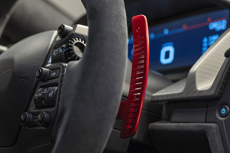 Vô lăng cũng lấy cảm hứng từ những chiếc xe đua Ford GT và được bọc da Ebony Alcantara, tích hợp lẫy chuyển số màu đỏ nằm phía sau. 