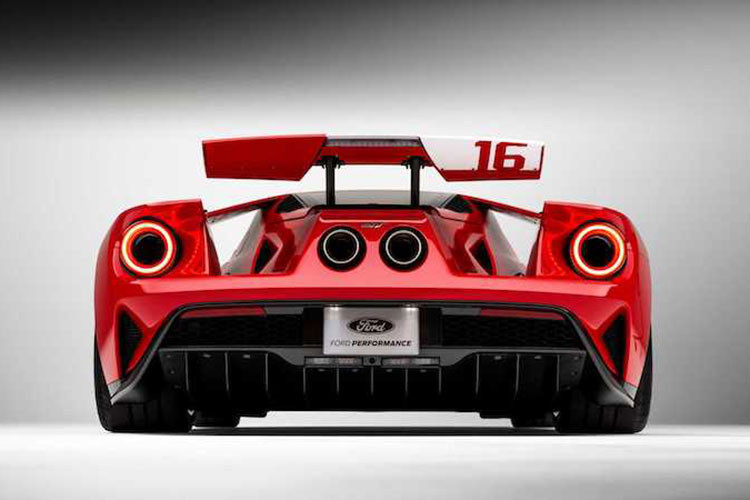 Các chi tiết khác như bộ chia gió ở đầu xe, ốp ngưỡng cửa, ốp gương chiếu hậu, cửa gió khoang động cơ cùng bộ khuếch tán sau đều được làm từ chất liệu sợi carbon.