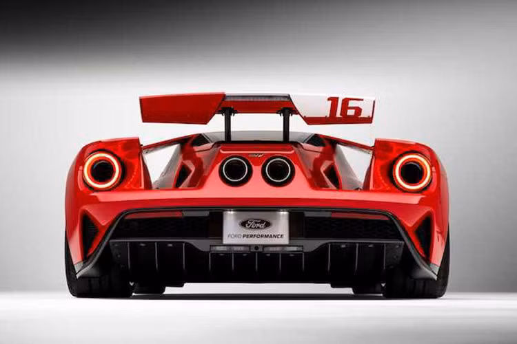 Các chi tiết khác như bộ chia gió ở đầu xe, ốp ngưỡng cửa, ốp gương chiếu hậu, cửa gió khoang động cơ cùng bộ khuếch tán sau đều được làm từ chất liệu sợi carbon.