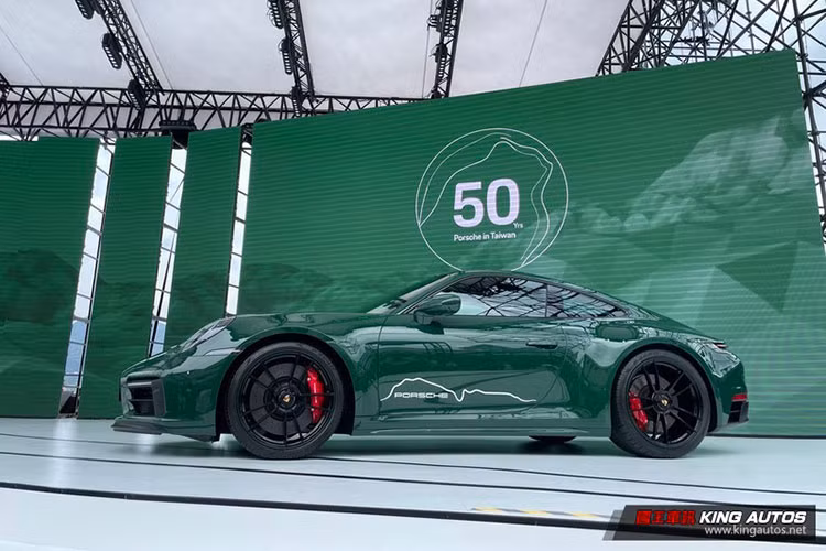 Tông xanh lá cũng mang ý nghĩa thể hiện sự đặc trưng của đảo Đài Loan với nhiều rừng cây rậm rạp. Bên cạnh đó, ngoại thất chiếc xe còn có những chi tiết mang tính trang trí và nhấn mạnh sự độc đáo như đường viền trắng mờ thể hiện đường bờ biển Formos.