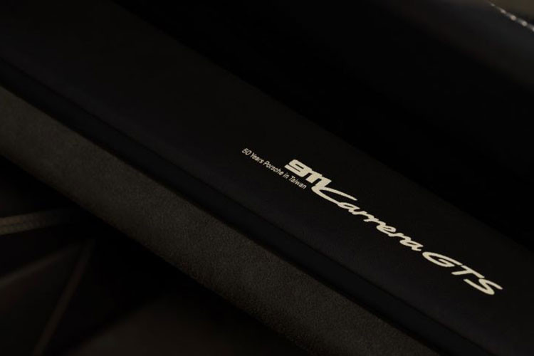 Đi cùng là hộp số PDK 8 cấp, dẫn động cầu sau. Thiết lập này cho phép xe tăng tốc từ 0-100 km/h trong 3,2 giây trong trường hợp trang bị gói nâng cấp hiệu năng Sport Chrono Package.