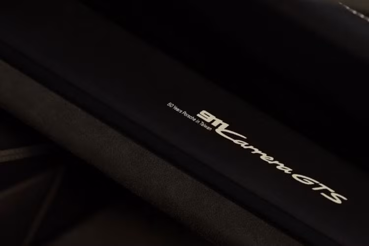 Đi cùng là hộp số PDK 8 cấp, dẫn động cầu sau. Thiết lập này cho phép xe tăng tốc từ 0-100 km/h trong 3,2 giây trong trường hợp trang bị gói nâng cấp hiệu năng Sport Chrono Package.