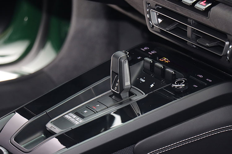 Vì được thiết kế dựa trên chiếc 911 GTS bản tiêu chuẩn nên phiên bản đặc biệt này vẫn được trang bị động cơ boxer 3.0 L tăng áp kép cho công suất 473 mã lực và mô-men xoắn 569 Nm.